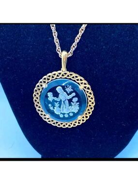 VTG. CROWN TRIFARI INTAGLIO VIRGO THE VIRGIN GOLD TONE TWISTED NECKLACE
